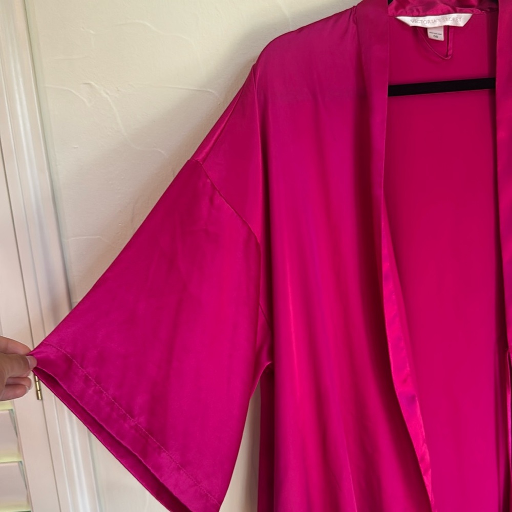 VICTORIA’S SECRET Magenta Short Robe With Pockets - Picture 3 of 9